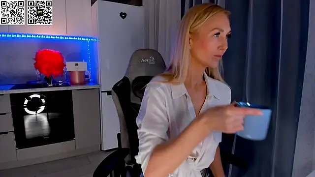 Snapshot of HotyPlays chatting on 03/03/25, 05:39 HotyPlays online show from 03/03/25, 05:39