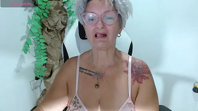 Snapshot of bety-cum2 chatting on 04/21/26, 10:45 bety-cum2 online show from 04/21/26, 10:45