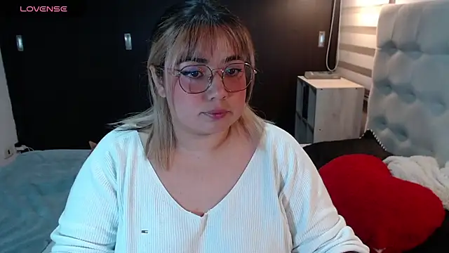 Snapshot of yini_angel chatting on 05/20/26, 02:51 yini angel online show from 05/20/26, 02:51