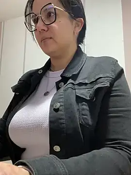 Snapshot of SWEETLILY18 chatting on 12/30/24, 11:04 SWEETLILY18 online show from 12/30/24, 11:04