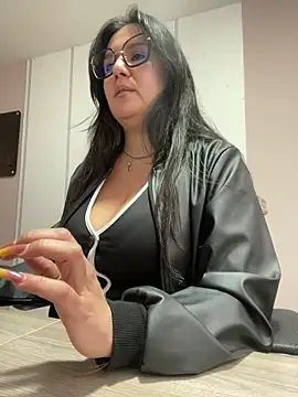 Snapshot of SWEETLILY18 chatting on 01/03/25, 11:57 SWEETLILY18 online show from 01/03/25, 11:57