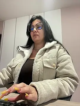 Snapshot of SWEETLILY18 chatting on 01/04/25, 11:33 SWEETLILY18 online show from 01/04/25, 11:33