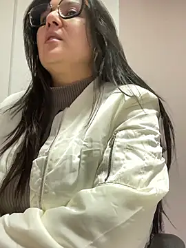 Snapshot of SWEETLILY18 chatting on 01/11/25, 11:12 SWEETLILY18 online show from 01/11/25, 11:12