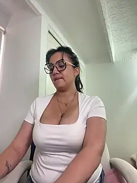 Snapshot of SWEETLILY18 chatting on 02/05/25, 09:18 SWEETLILY18 online show from 02/05/25, 09:18