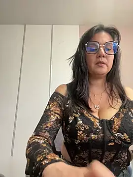 Snapshot of SWEETLILY18 chatting on 02/08/25, 02:27 SWEETLILY18 online show from 02/08/25, 02:27