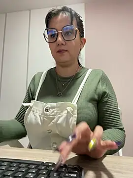 Snapshot of SWEETLILY18 chatting on 02/11/25, 11:21 SWEETLILY18 online show from 02/11/25, 11:21