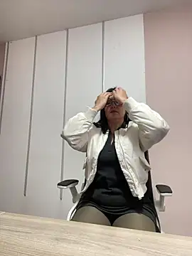 Snapshot of SWEETLILY18 chatting on 02/27/25, 11:31 SWEETLILY18 online show from 02/27/25, 11:31