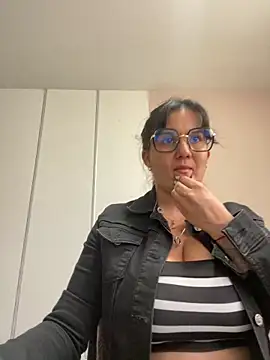 Snapshot of SWEETLILY18 chatting on 03/04/25, 02:21 SWEETLILY18 online show from 03/04/25, 02:21