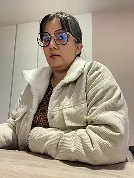 Snapshot of SWEETLILY18 chatting on 03/05/25, 11:28 SWEETLILY18 online show from 03/05/25, 11:28