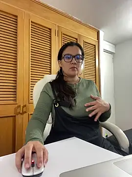 Snapshot of SWEETLILY18 chatting on 10/01/25, 09:54 SWEETLILY18 online show from 10/01/25, 09:54