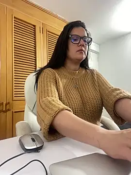 Snapshot of SWEETLILY18 chatting on 10/03/25, 10:18 SWEETLILY18 online show from 10/03/25, 10:18