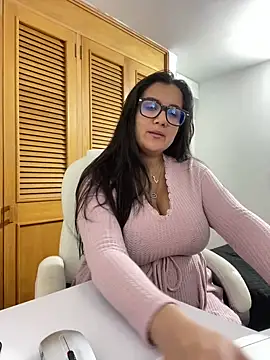 Snapshot of SWEETLILY18 chatting on 10/08/25, 10:51 SWEETLILY18 online show from 10/08/25, 10:51