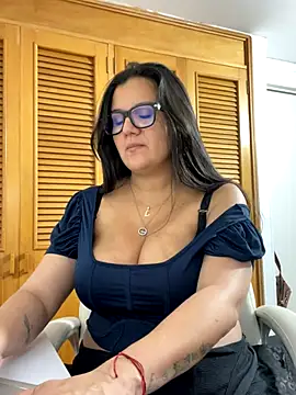 Snapshot of SWEETLILY18 chatting on 10/22/25, 10:42 SWEETLILY18 online show from 10/22/25, 10:42