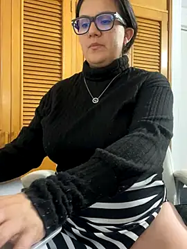 Snapshot of SWEETLILY18 chatting on 11/10/25, 10:20 SWEETLILY18 online show from 11/10/25, 10:20