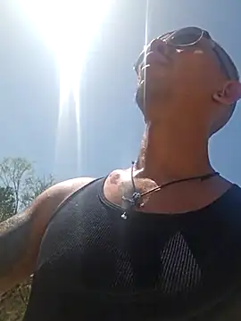 Snapshot of inc25cb@xh chatting on 03/18/25, 06:15 inc25cbxh online show from 03/18/25, 06:15