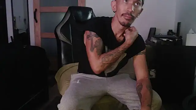 Snapshot of inc25cb@xh chatting on 10/04/25, 10:46 inc25cbxh online show from 10/04/25, 10:46