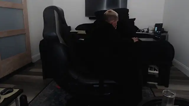 Snapshot of inc25cb@xh chatting on 12/19/25, 07:54 inc25cbxh online show from 12/19/25, 07:54