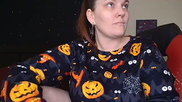 Snapshot of ToxicLilly chatting on 10/16/25, 07:42 ToxicLilly online show from 10/16/25, 07:42