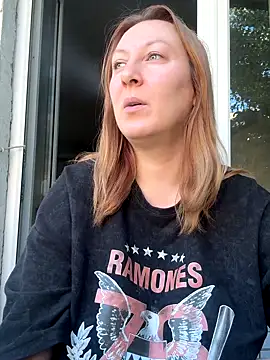 Snapshot of Mira_Xo_ chatting on 09/23/25, 06:16 Mira Xo online show from 09/23/25, 06:16