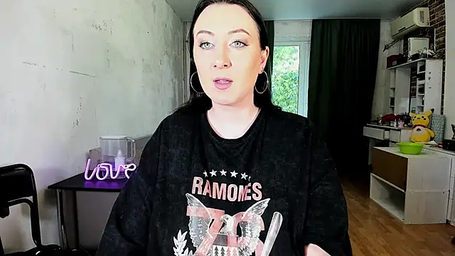 Snapshot of Mira_Xo_ chatting on 10/18/25, 10:16 Mira Xo online show from 10/18/25, 10:16