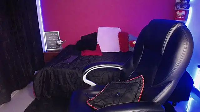 Snapshot of lulubigtitts1 chatting on 12/14/24, 04:23 lulubigtitts1 online show from 12/14/24, 04:23