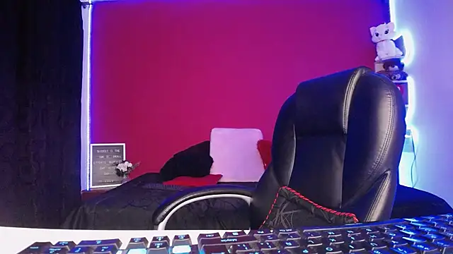 Snapshot of lulubigtitts1 chatting on 12/17/24, 04:23 lulubigtitts1 online show from 12/17/24, 04:23