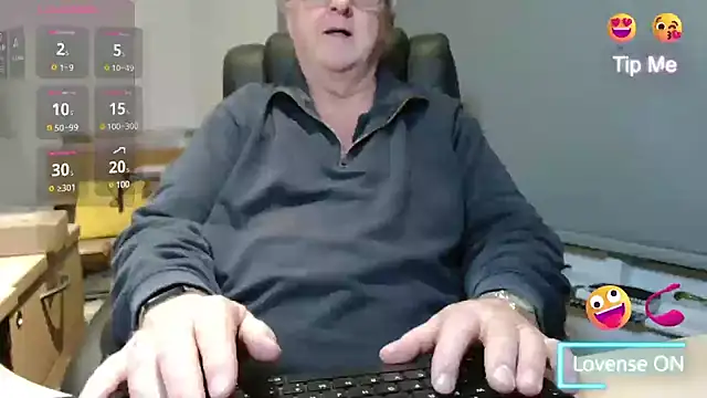 Snapshot of bigbadjon69 chatting on 03/11/25, 04:43 bigbadjon69 online show from 03/11/25, 04:43