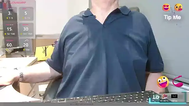 Snapshot of bigbadjon69 chatting on 10/24/25, 03:47 bigbadjon69 online show from 10/24/25, 03:47