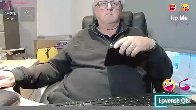 Snapshot of bigbadjon69 chatting on 10/24/25, 04:47 bigbadjon69 online show from 10/24/25, 04:47