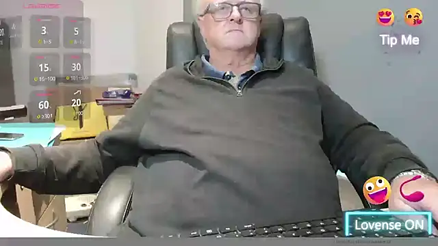 Snapshot of bigbadjon69 chatting on 11/03/25, 04:30 bigbadjon69 online show from 11/03/25, 04:30