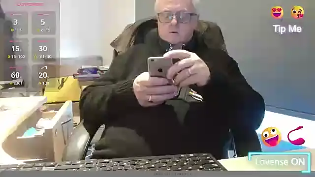 Snapshot of bigbadjon69 chatting on 11/19/25, 01:55 bigbadjon69 online show from 11/19/25, 01:55