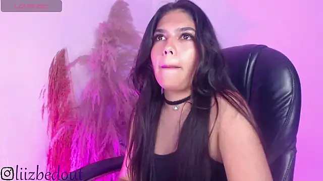 Snapshot of liz_bedoutxx chatting on 09/27/25, 01:32 liz bedoutxx online show from 09/27/25, 01:32