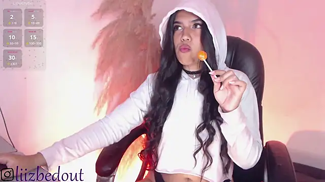 Snapshot of liz_bedoutxx chatting on 11/15/25, 11:21 liz bedoutxx online show from 11/15/25, 11:21