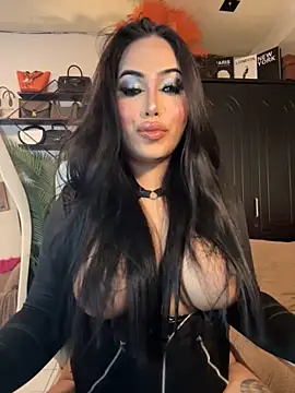 Snapshot of BigDominaMia chatting on 11/07/25, 10:37 BigDominaMia online show from 11/07/25, 10:37