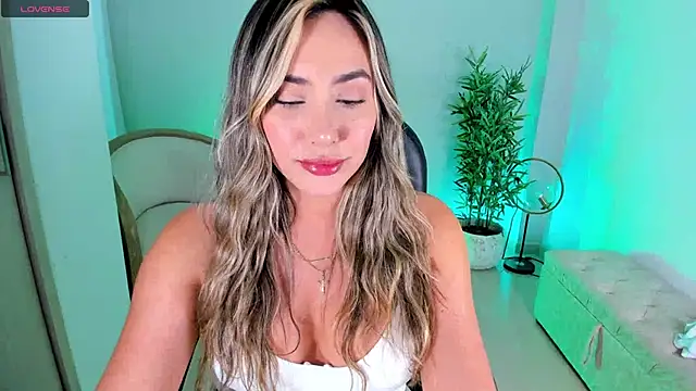 Snapshot of NiaBennet_ chatting on 10/11/25, 10:08 NiaBennet online show from 10/11/25, 10:08