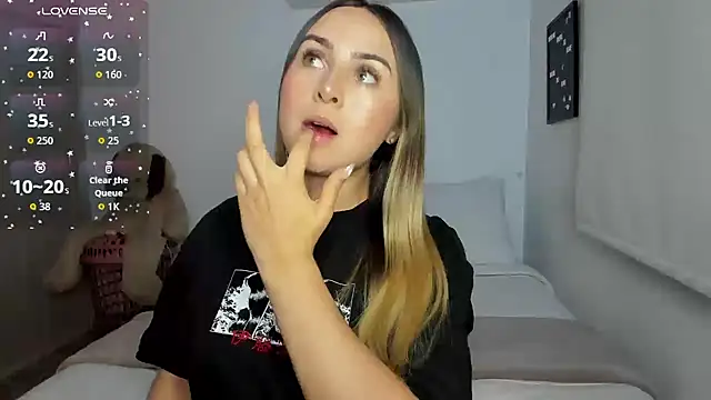 Snapshot of sophi_mooreno chatting on 07/18/26, 12:59 sophi mooreno online show from 07/18/26, 12:59
