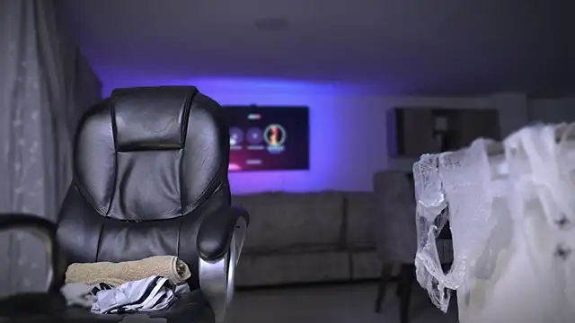 Snapshot of Frank_Farrell chatting on 10/28/25, 03:32 Frank Farrell online show from 10/28/25, 03:32