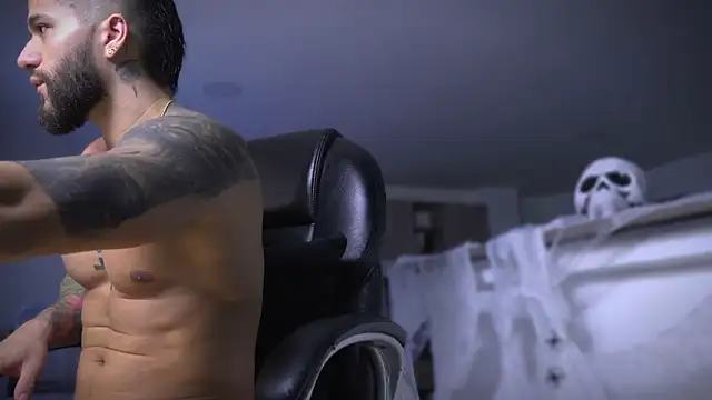 Snapshot of Frank_Farrell chatting on 10/28/25, 10:34 Frank Farrell online show from 10/28/25, 10:34