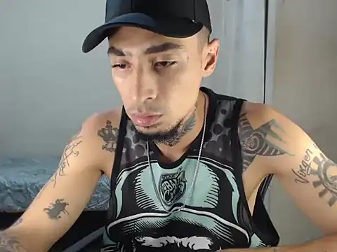 Snapshot of emiliano_hottt chatting on 12/15/24, 04:37 emiliano hottt online show from 12/15/24, 04:37