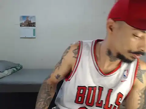 Snapshot of emiliano_hottt chatting on 03/27/26, 10:09 emiliano hottt online show from 03/27/26, 10:09