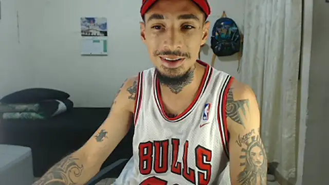 Snapshot of emiliano_hottt chatting on 04/23/26, 01:29 emiliano hottt online show from 04/23/26, 01:29