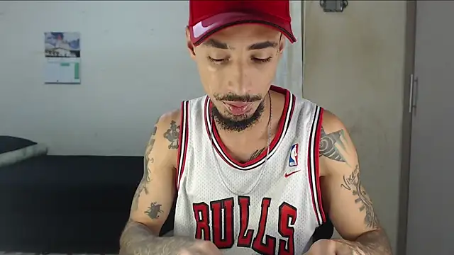 Snapshot of emiliano_hottt chatting on 04/27/26, 01:53 emiliano hottt online show from 04/27/26, 01:53