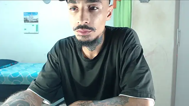 Snapshot of emiliano_hottt chatting on 05/11/26, 02:56 emiliano hottt online show from 05/11/26, 02:56