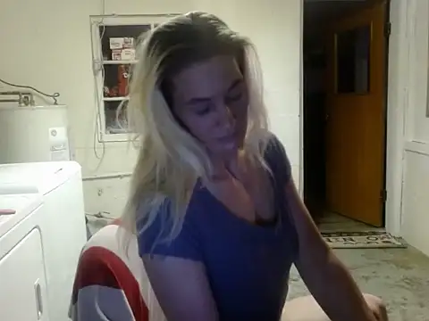 Snapshot of missymilf chatting on 02/06/25, 01:27 missymilf online show from 02/06/25, 01:27