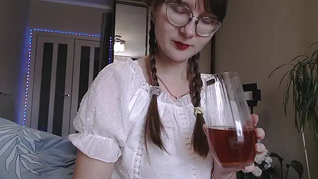 KiraGoldens online show from 09/30/25, 07:24