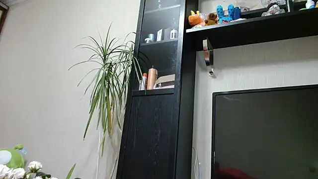 Snapshot of KiraGoldens chatting on 12/16/25, 06:18 KiraGoldens online show from 12/16/25, 06:18