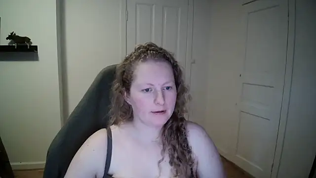 Snapshot of Girlnina-1995 chatting on 12/12/24, 12:33 Girlnina-1995 online show from 12/12/24, 12:33