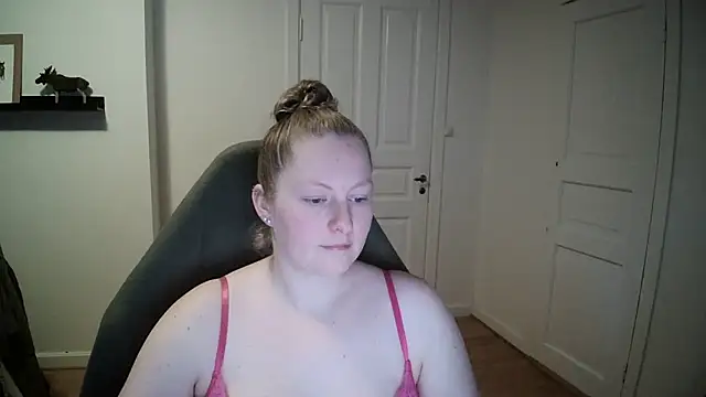 Snapshot of Girlnina-1995 chatting on 12/14/24, 11:18 Girlnina-1995 online show from 12/14/24, 11:18