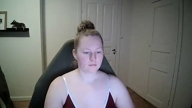 Snapshot of Girlnina-1995 chatting on 12/16/24, 02:05 Girlnina-1995 online show from 12/16/24, 02:05