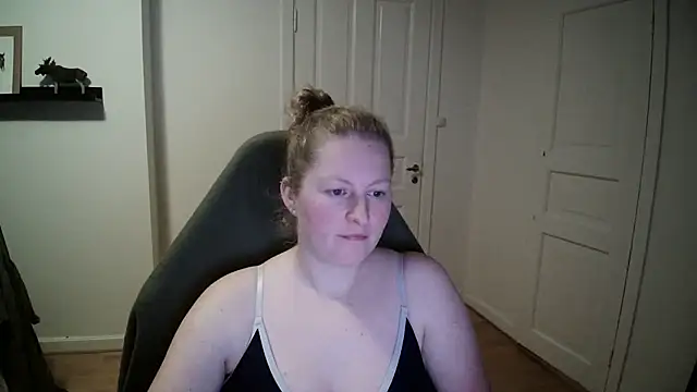 Snapshot of Girlnina-1995 chatting on 12/17/24, 07:37 Girlnina-1995 online show from 12/17/24, 07:37